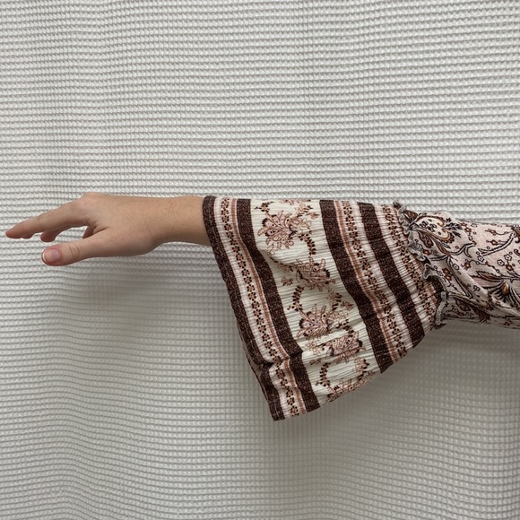 Women’s American Eagle tan and cream floral boho off the shoulder top. Size M - Picture 4 of 11